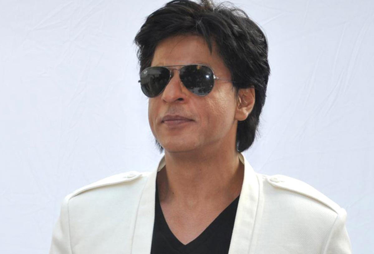 SRK shocked after fan leaves graffiti on Mannat wall